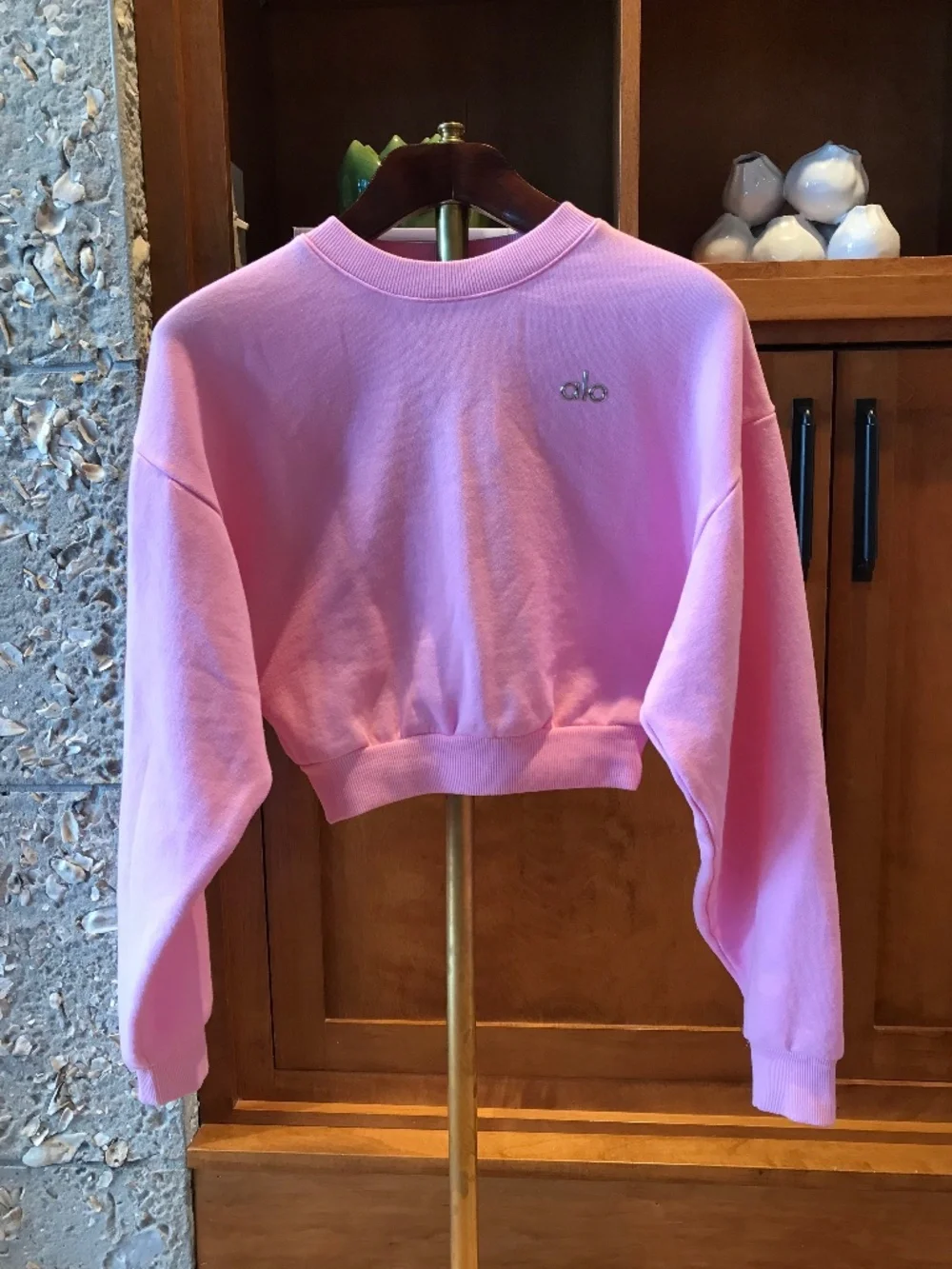 ALO SWEET PINK CROPPED ACCOLADE CREWNECK SWEATSHIRT